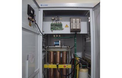 三相電力補(bǔ)償式穩(wěn)壓器